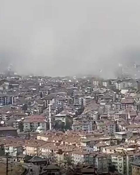 Malatya’da 12.04’te meydana gelen 5.6 büyüklüğündeki depremle şehir adeta toz bulutuna çevirdi. Kahramanmaraş merkezli yaşanan depremlerin ardından Malatya’da bugün 12.04’te 5.6’lık bir deprem daha meydana geldi. İlk belirlemelere göre, 22 binanın yıkıldığı kentte cep telefonuyla çekilen görüntüde şehir adeta toz bulutuyla kaplanıyor.