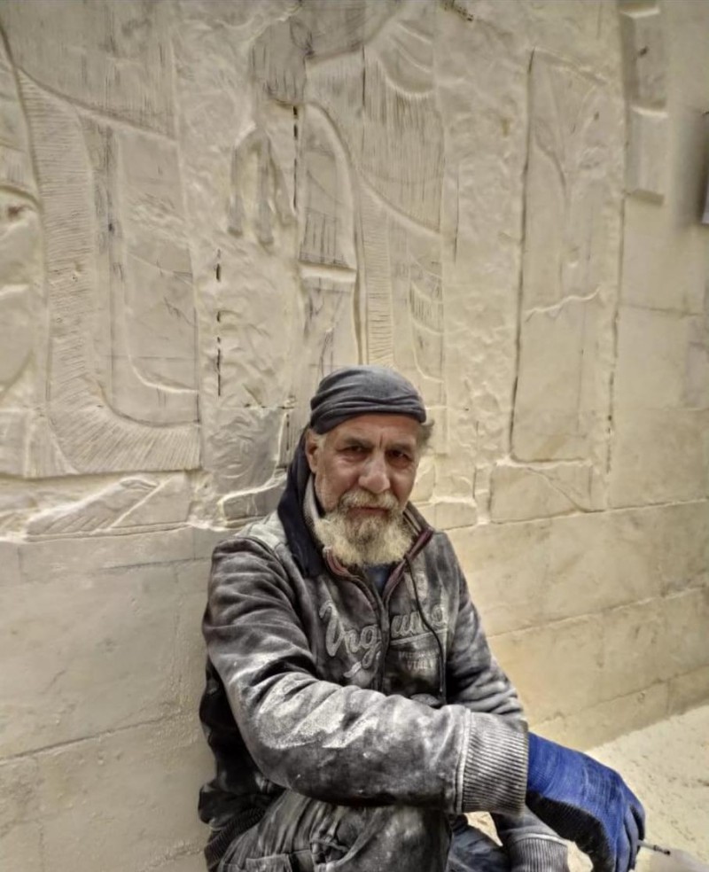Suriyeli heykeltıraş Akram Safan