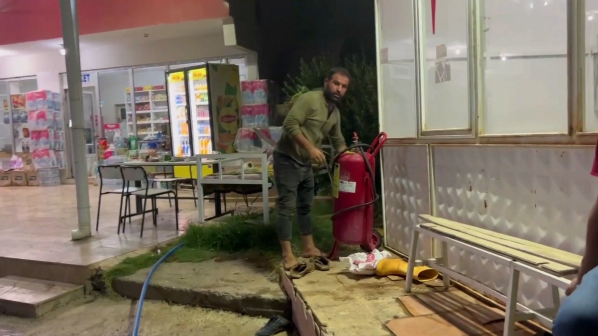 Alev alan beton mikserini benzin istasyonu çalışanları söndürdü