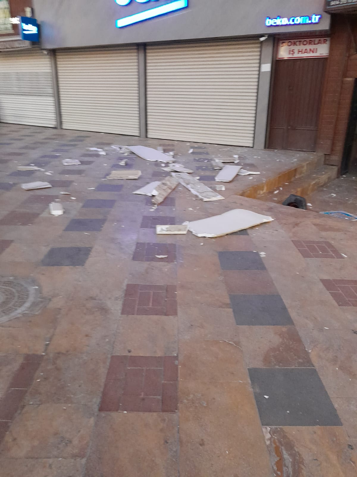 Şanlıurfa'da belediye tarafından yaptırılan dış cephe giydirmesi patır patır dökülüyor