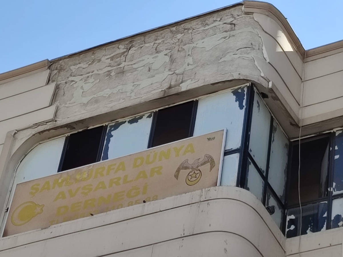 Şanlıurfa'da belediye tarafından yaptırılan dış cephe giydirmesi patır patır dökülüyor