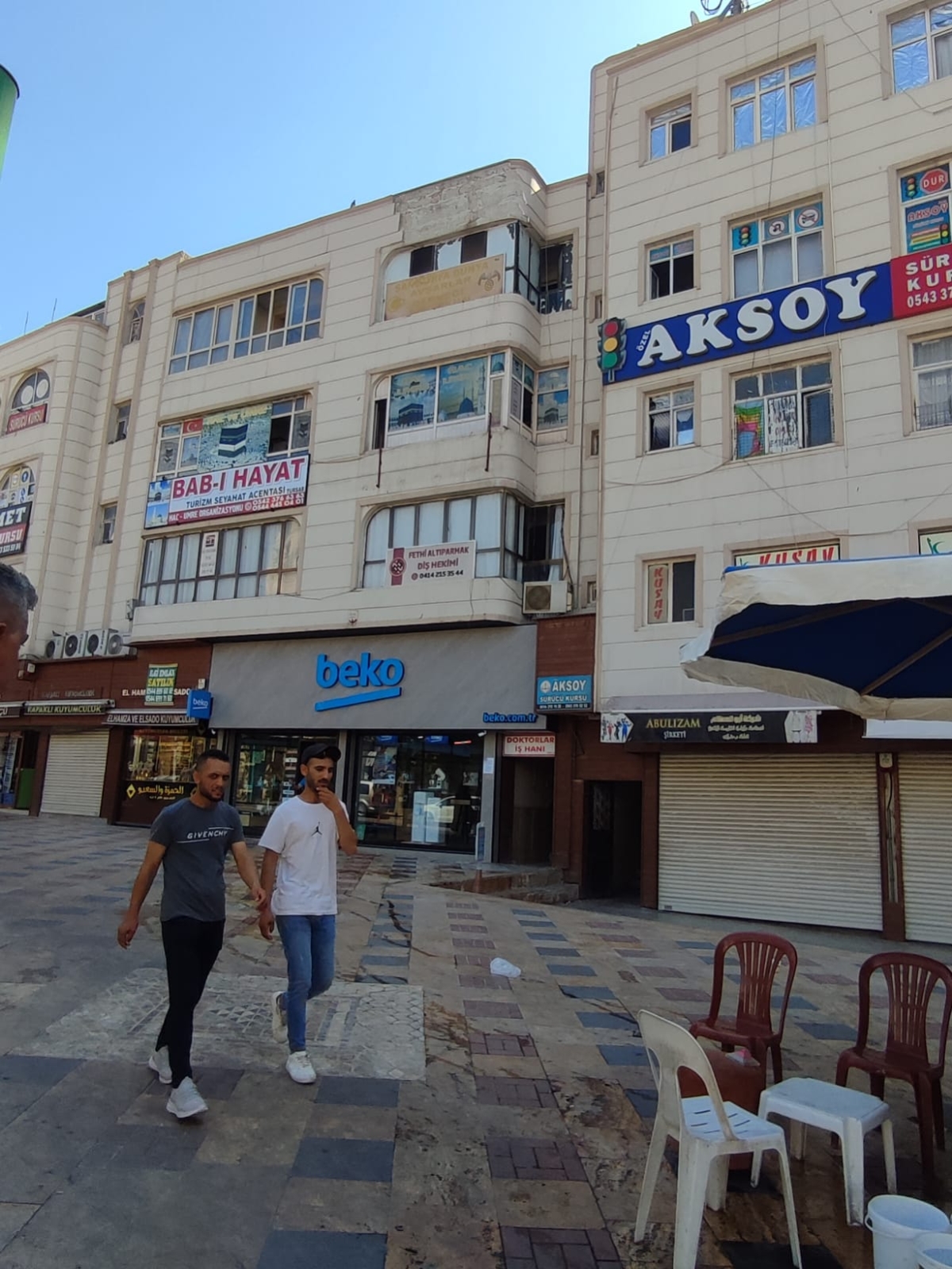 Şanlıurfa'da belediye tarafından yaptırılan dış cephe giydirmesi patır patır dökülüyor