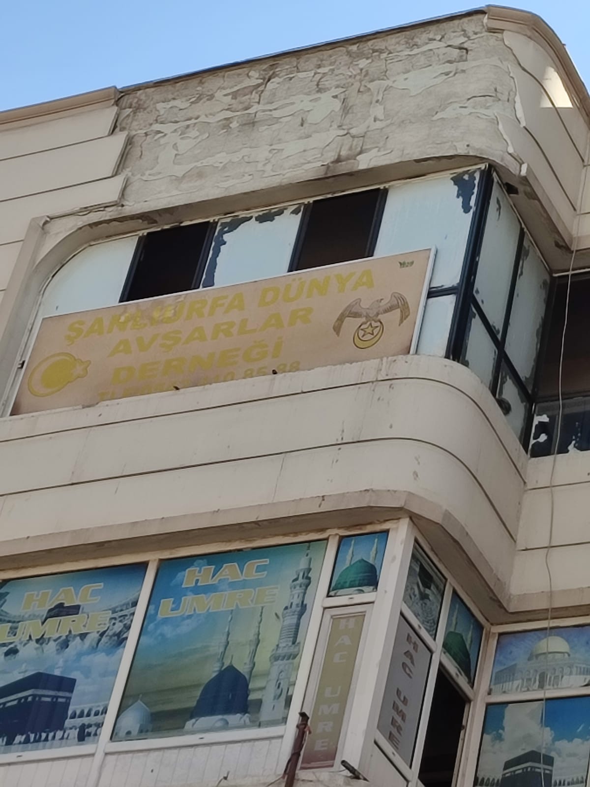 Şanlıurfa'da belediye tarafından yaptırılan dış cephe giydirmesi patır patır dökülüyor