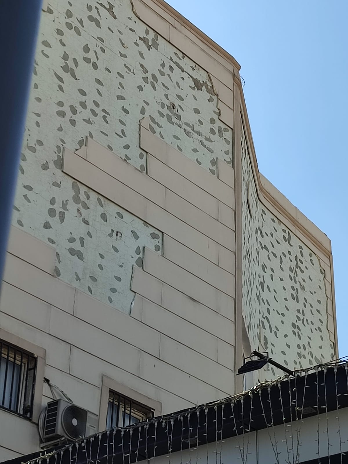 Şanlıurfa'da belediye tarafından yaptırılan dış cephe giydirmesi patır patır dökülüyor