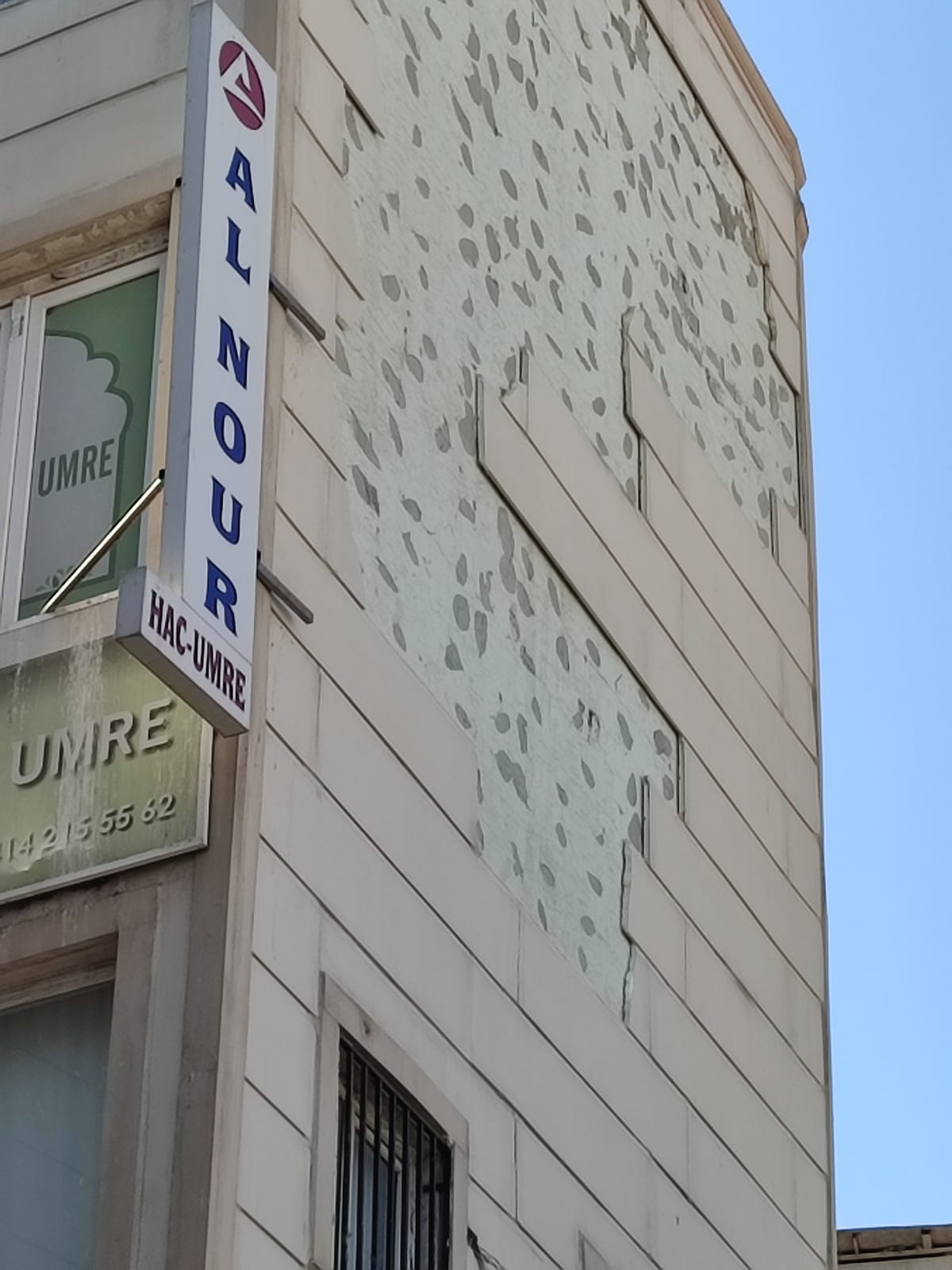 Şanlıurfa'da belediye tarafından yaptırılan dış cephe giydirmesi patır patır dökülüyor