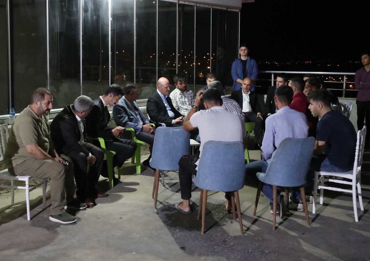 MARDİN (İHA) - Bakan Soylu Mardin’in Derik ilçesinde katliam gibi kazada hayatını kaybeden vatandaşların cenaze ve defin törenine katıldı.