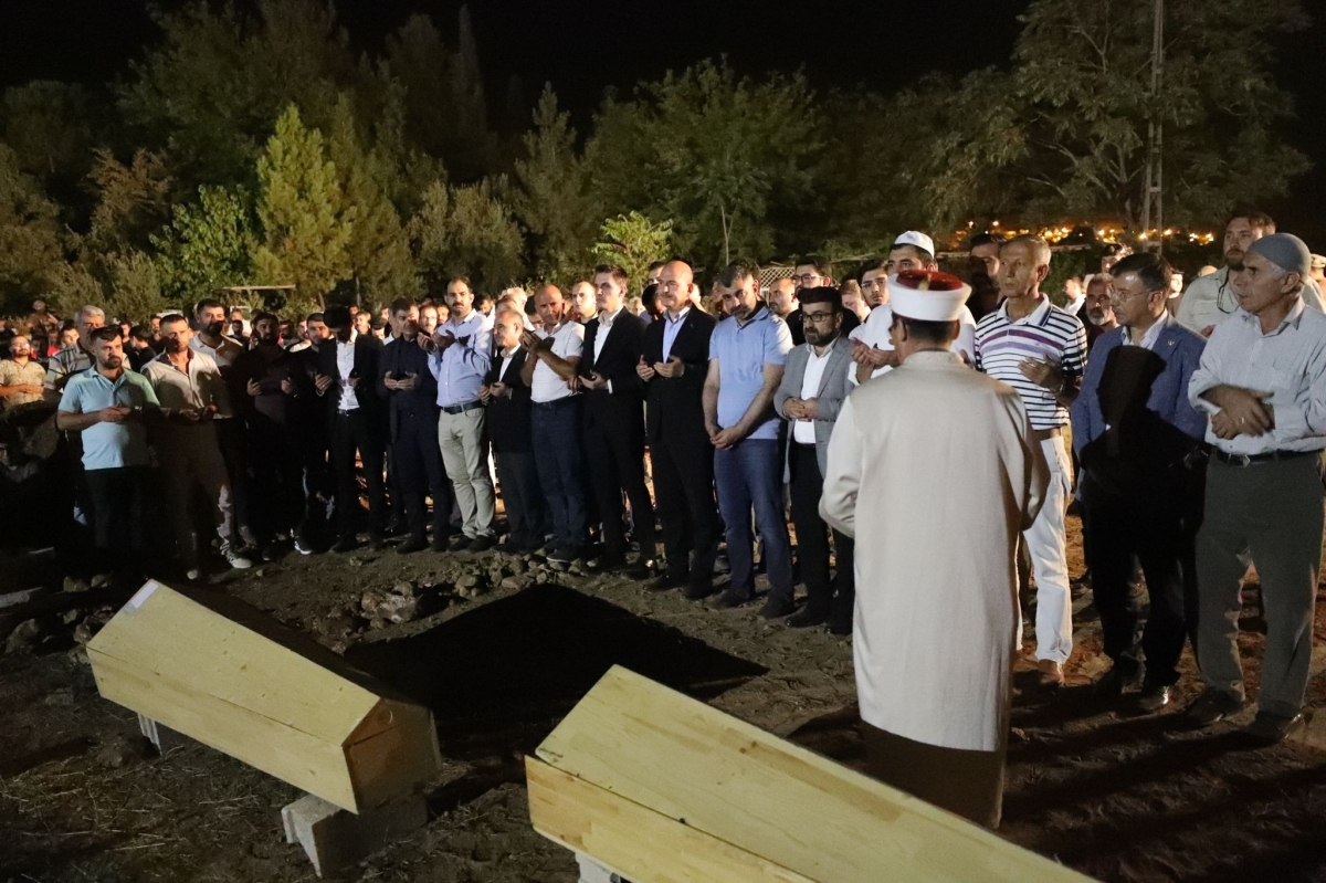MARDİN (İHA) - Bakan Soylu Mardin’in Derik ilçesinde katliam gibi kazada hayatını kaybeden vatandaşların cenaze ve defin törenine katıldı.