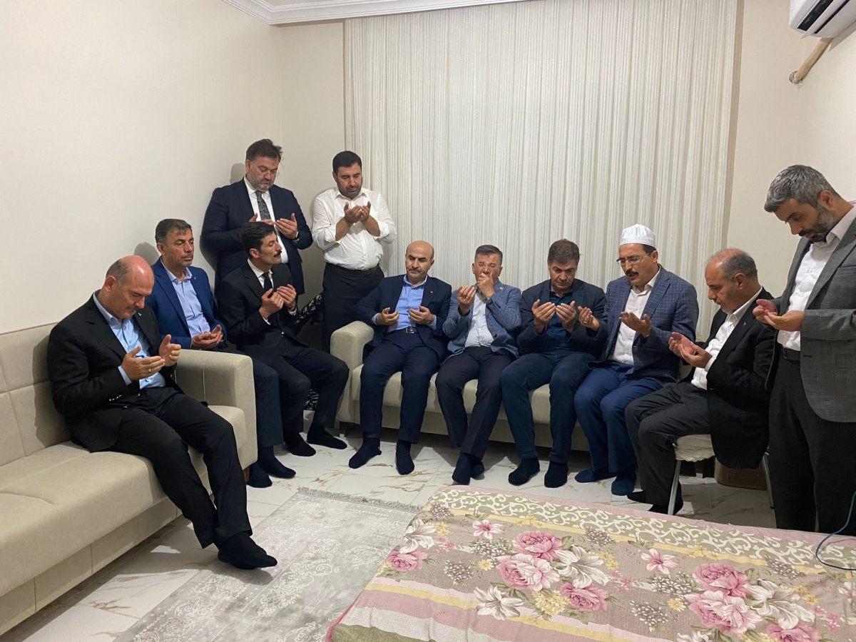 MARDİN (İHA) - Bakan Soylu Mardin’in Derik ilçesinde katliam gibi kazada hayatını kaybeden vatandaşların cenaze ve defin törenine katıldı.