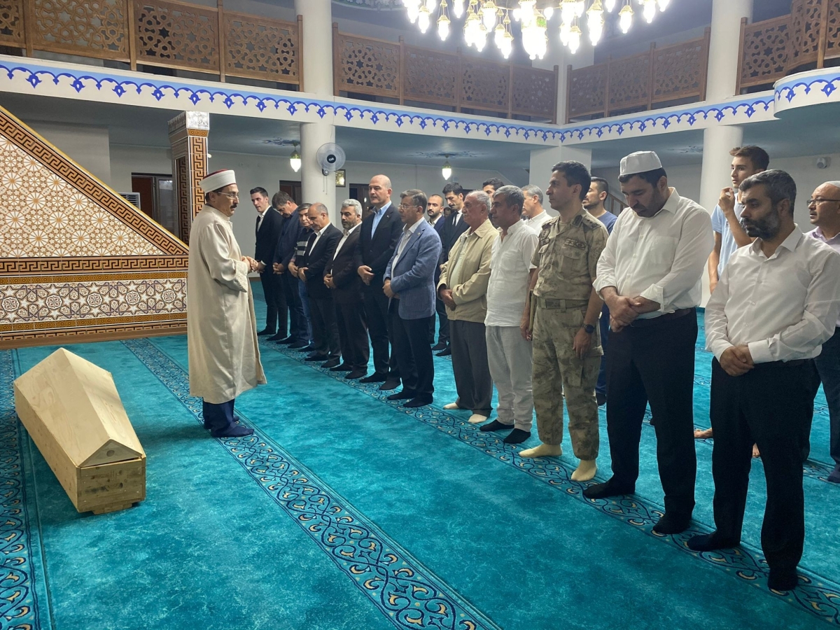 MARDİN (İHA) - Bakan Soylu Mardin’in Derik ilçesinde katliam gibi kazada hayatını kaybeden vatandaşların cenaze ve defin törenine katıldı.