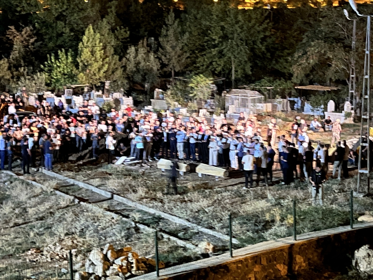 MARDİN (İHA) - Bakan Soylu Mardin’in Derik ilçesinde katliam gibi kazada hayatını kaybeden vatandaşların cenaze ve defin törenine katıldı.