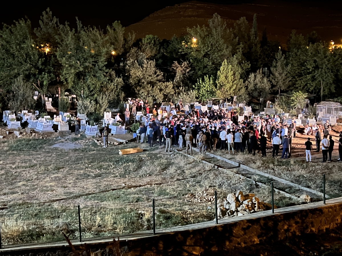 MARDİN (İHA) - Bakan Soylu Mardin’in Derik ilçesinde katliam gibi kazada hayatını kaybeden vatandaşların cenaze ve defin törenine katıldı.