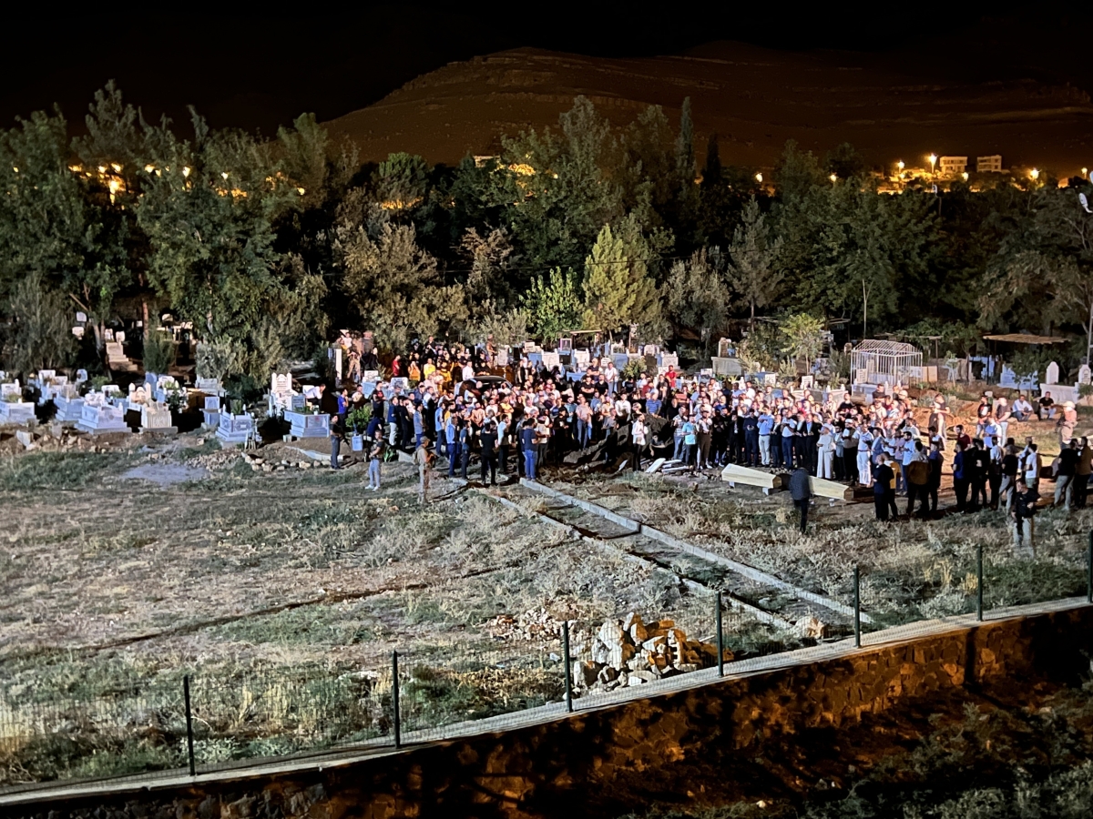 MARDİN (İHA) - Bakan Soylu Mardin’in Derik ilçesinde katliam gibi kazada hayatını kaybeden vatandaşların cenaze ve defin törenine katıldı.