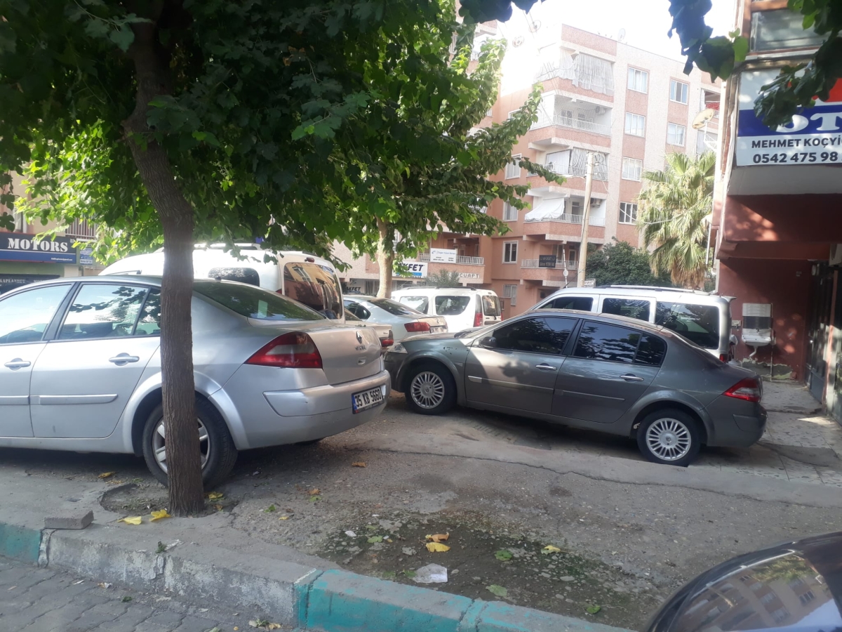 Urfa'daki Bu Mahalleyi Oto Galericiler İşgal Etti