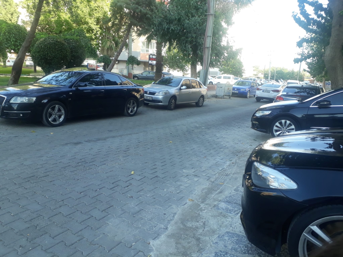Urfa'daki Bu Mahalleyi Oto Galericiler İşgal Etti