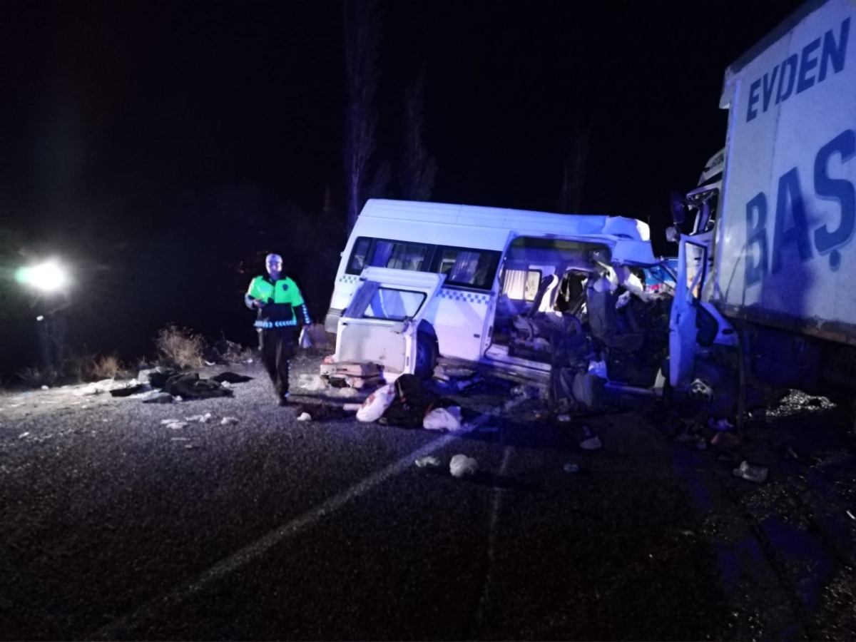 Düğün dönüşü feci kaza: 8 ölü, 9 yaralı
