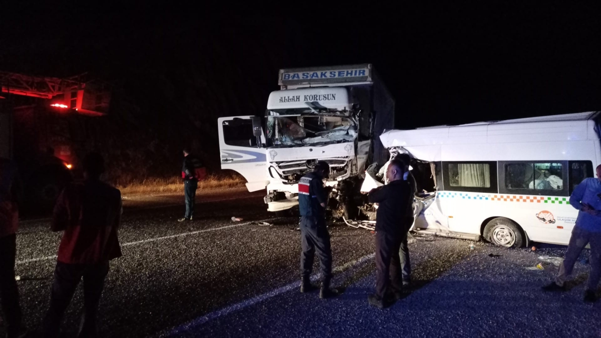 Düğün dönüşü feci kaza: 8 ölü, 9 yaralı