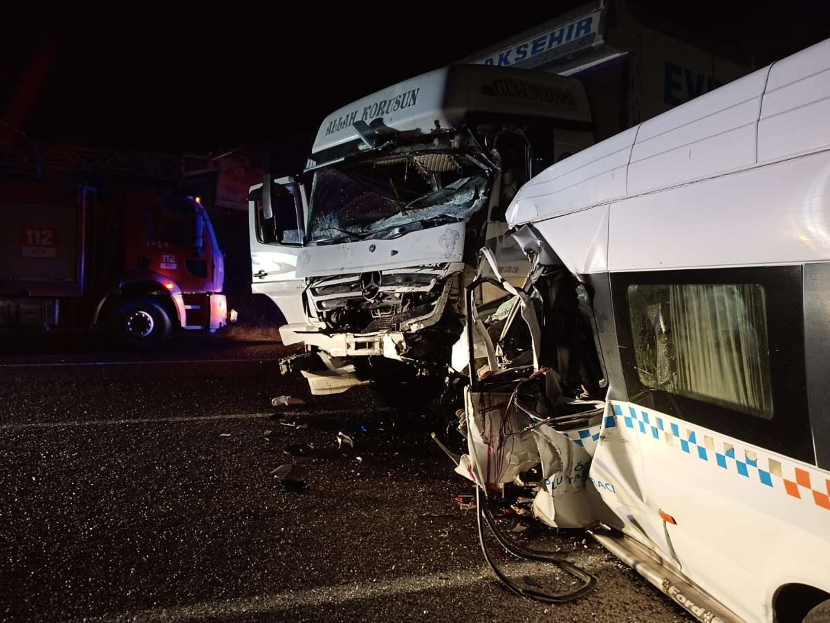 Düğün dönüşü feci kaza: 8 ölü, 9 yaralı
