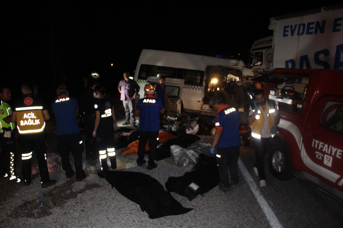 Düğün dönüşü feci kaza: 8 ölü, 9 yaralı