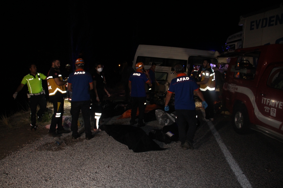 Düğün dönüşü feci kaza: 8 ölü, 9 yaralı