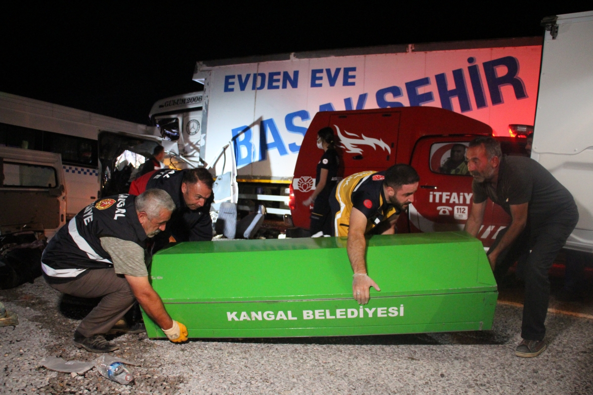 Düğün dönüşü feci kaza: 8 ölü, 9 yaralı