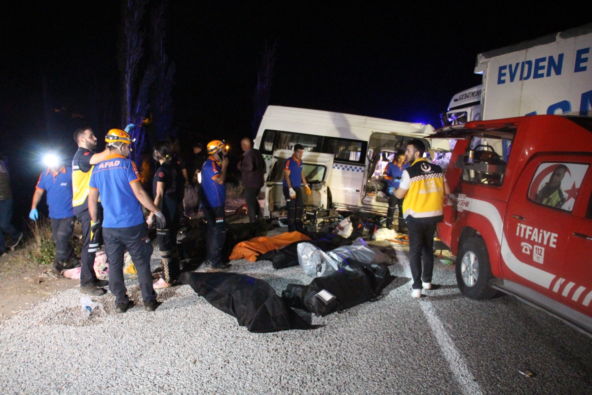 Düğün dönüşü feci kaza: 8 ölü, 9 yaralı