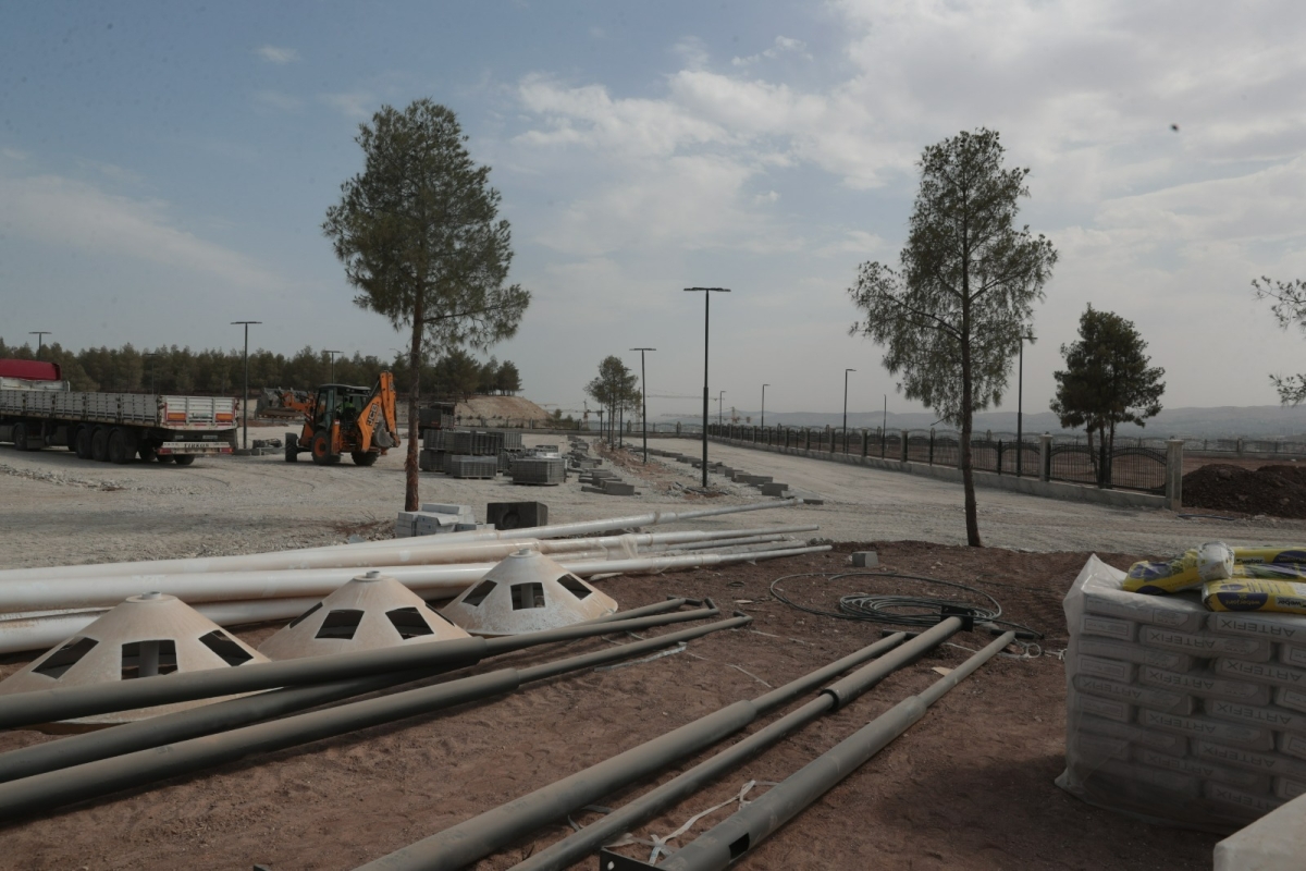 Şanlıurfa Büyükşehir Belediyesi tarafından Halil-ür Rahman Kent Ormanı bölgesinde toplam 25 bin metrekarelik alanda başlatılan Kır Düğünü proje çalışması devam ediyor. Alanda incelemelerde bulunan Şanlıurfa Büyükşehir Belediy