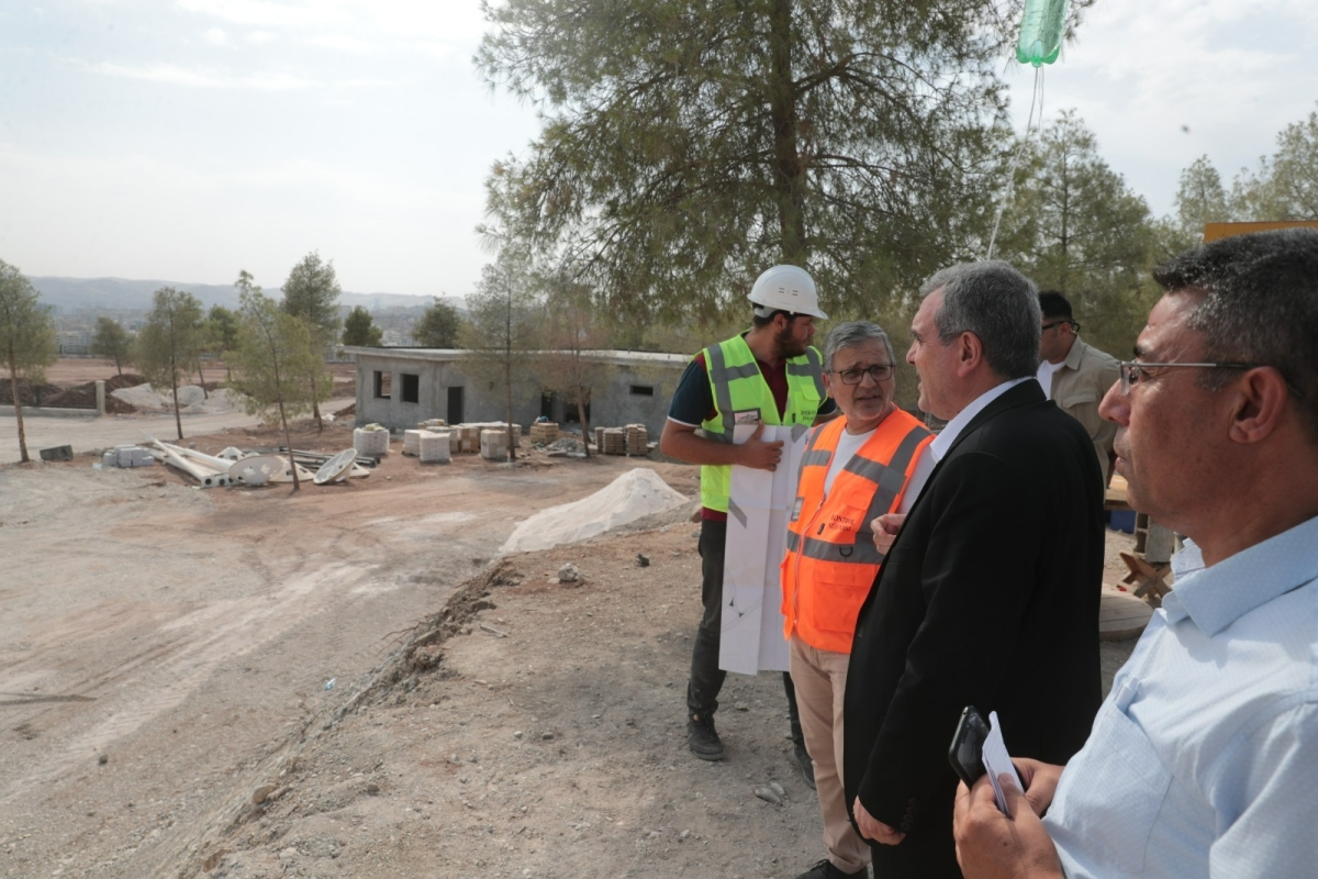 Şanlıurfa Büyükşehir Belediyesi tarafından Halil-ür Rahman Kent Ormanı bölgesinde toplam 25 bin metrekarelik alanda başlatılan Kır Düğünü proje çalışması devam ediyor. Alanda incelemelerde bulunan Şanlıurfa Büyükşehir Belediy