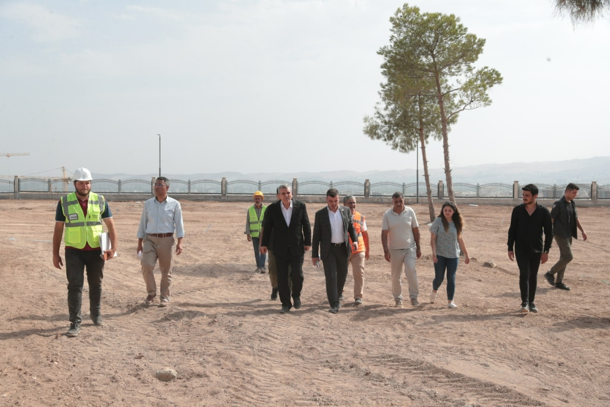 Şanlıurfa Büyükşehir Belediyesi tarafından Halil-ür Rahman Kent Ormanı bölgesinde toplam 25 bin metrekarelik alanda başlatılan Kır Düğünü proje çalışması devam ediyor. Alanda incelemelerde bulunan Şanlıurfa Büyükşehir Belediy