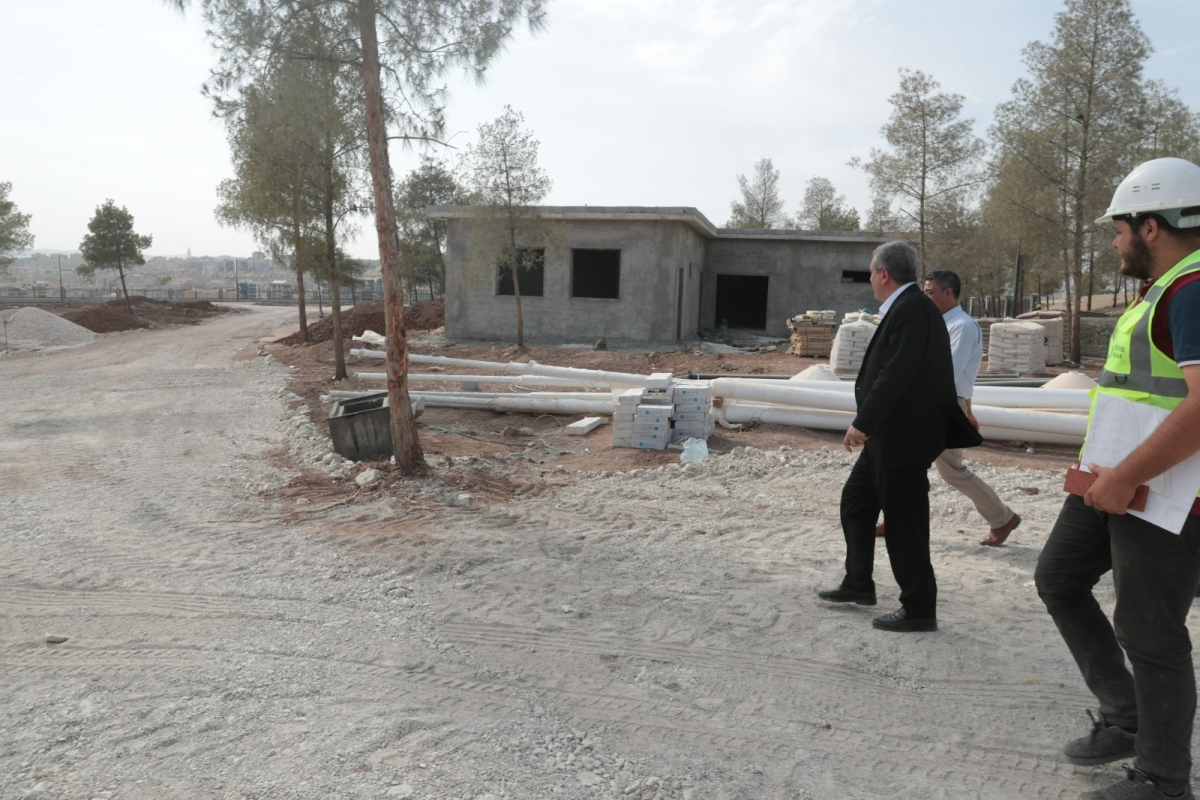 Şanlıurfa Büyükşehir Belediyesi tarafından Halil-ür Rahman Kent Ormanı bölgesinde toplam 25 bin metrekarelik alanda başlatılan Kır Düğünü proje çalışması devam ediyor. Alanda incelemelerde bulunan Şanlıurfa Büyükşehir Belediy