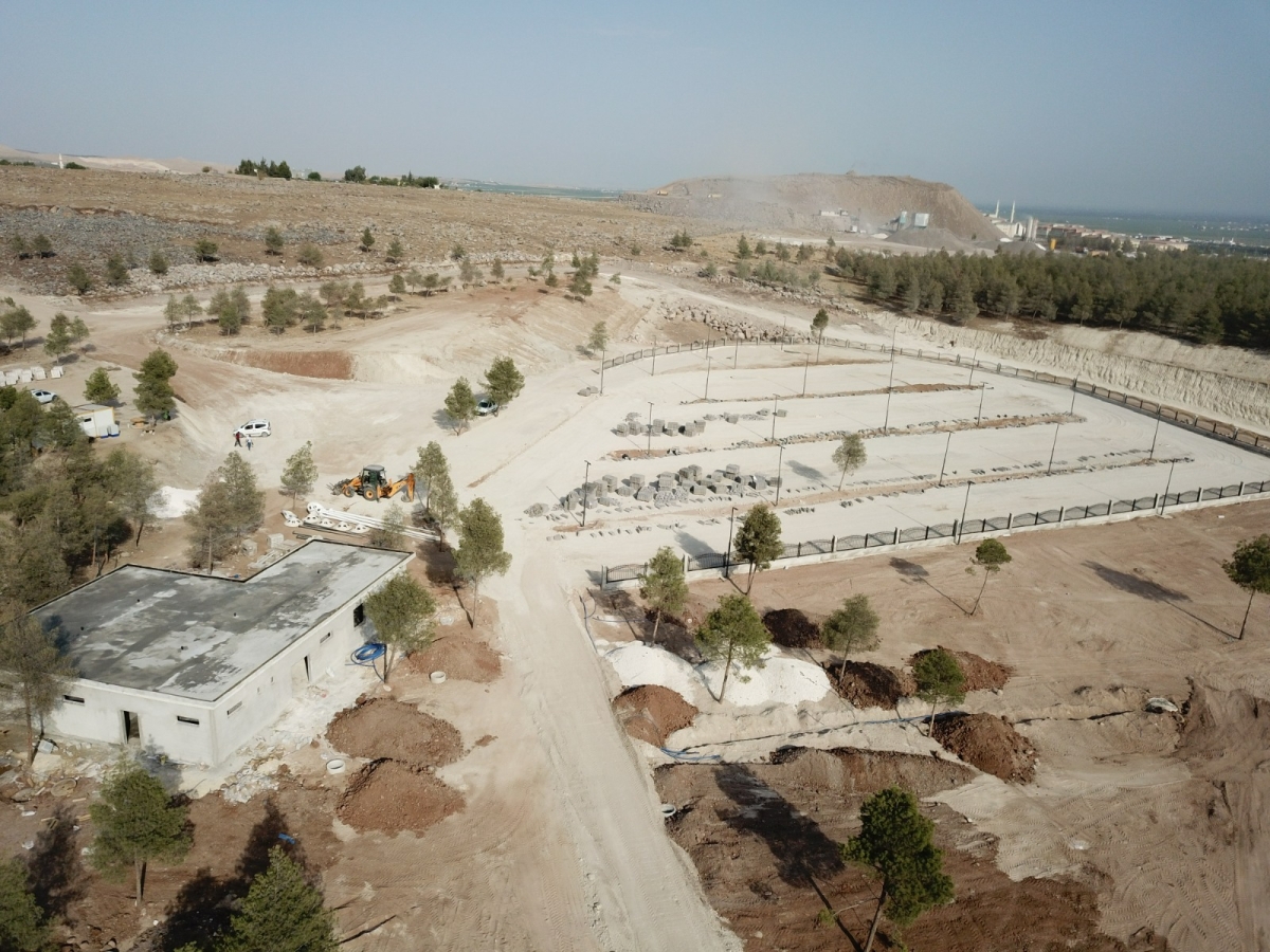 Şanlıurfa Büyükşehir Belediyesi tarafından Halil-ür Rahman Kent Ormanı bölgesinde toplam 25 bin metrekarelik alanda başlatılan Kır Düğünü proje çalışması devam ediyor. Alanda incelemelerde bulunan Şanlıurfa Büyükşehir Belediy