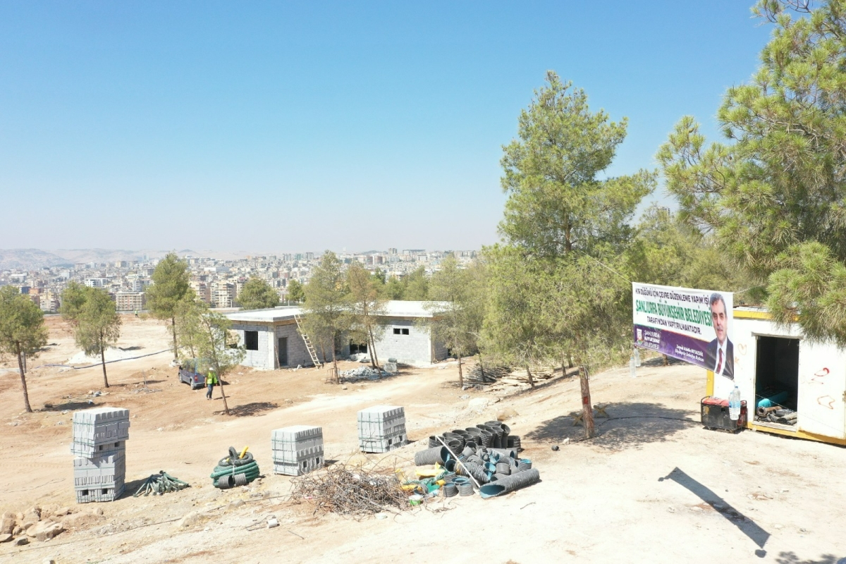 Şanlıurfa Büyükşehir Belediyesi tarafından Halil-ür Rahman Kent Ormanı bölgesinde toplam 25 bin metrekarelik alanda başlatılan Kır Düğünü proje çalışması devam ediyor. Alanda incelemelerde bulunan Şanlıurfa Büyükşehir Belediy