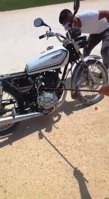 Şanlıurfa’da Motosiklet sürücüsünün yılan ile imtihanı