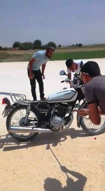 Şanlıurfa’da Motosiklet sürücüsünün yılan ile imtihanı