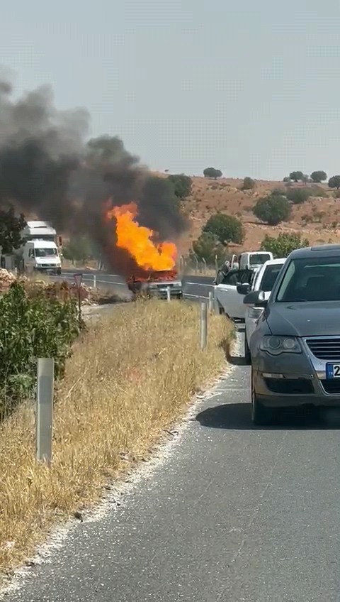 Şanlıurfa’da alev alan seyir halindeki otomobil küle döndü.