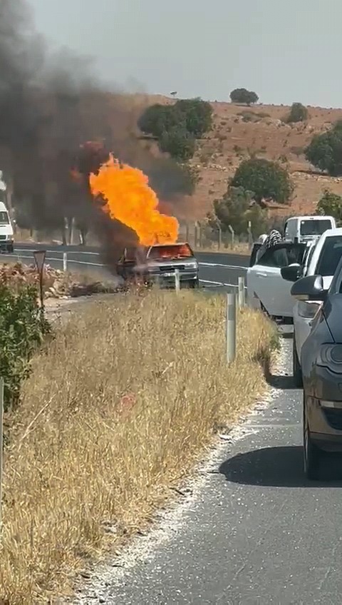 Şanlıurfa’da alev alan seyir halindeki otomobil küle döndü.
