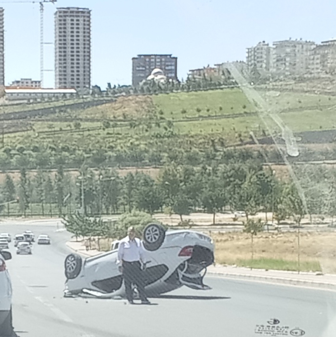 Urfa'daki Trafik Kazasında Araç Pert Oldu