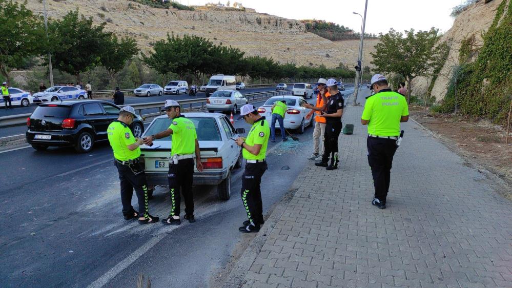 Şanlıurfa'da feci kaza: Otomobilden düşen eşyası sonu oldu