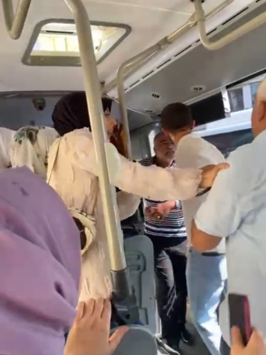 Halk otobüsünde ücretsiz kart kavgası kamerada