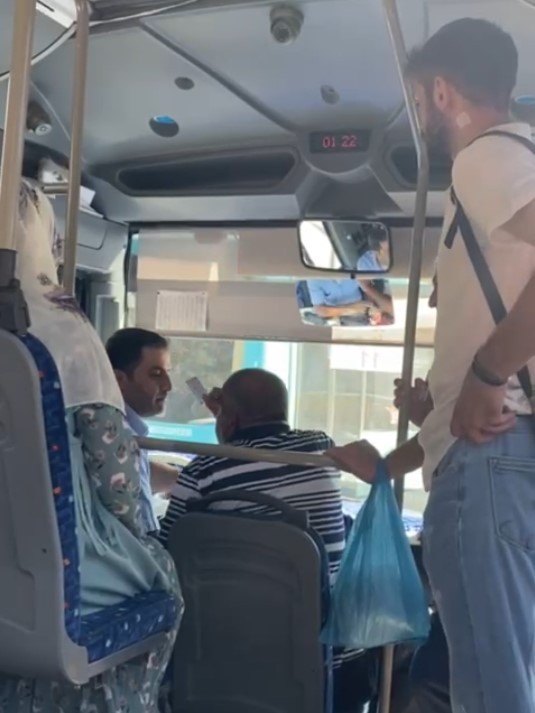 Halk otobüsünde ücretsiz kart kavgası kamerada