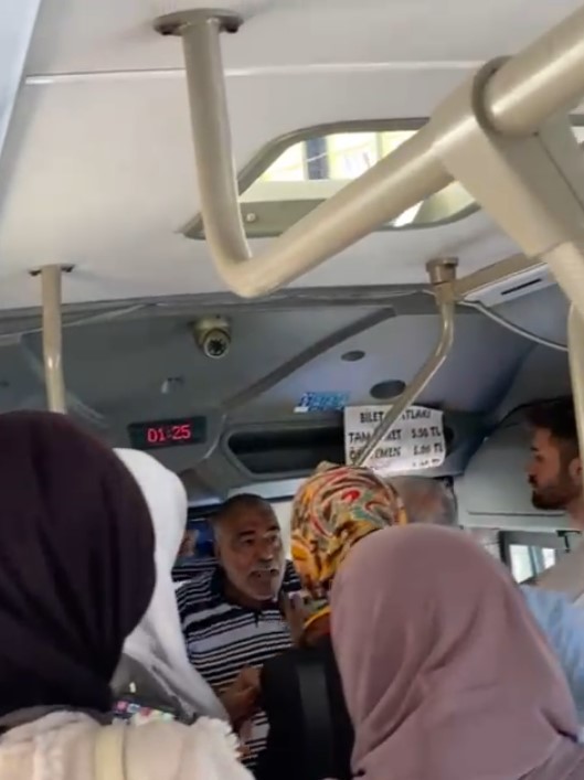 Halk otobüsünde ücretsiz kart kavgası kamerada