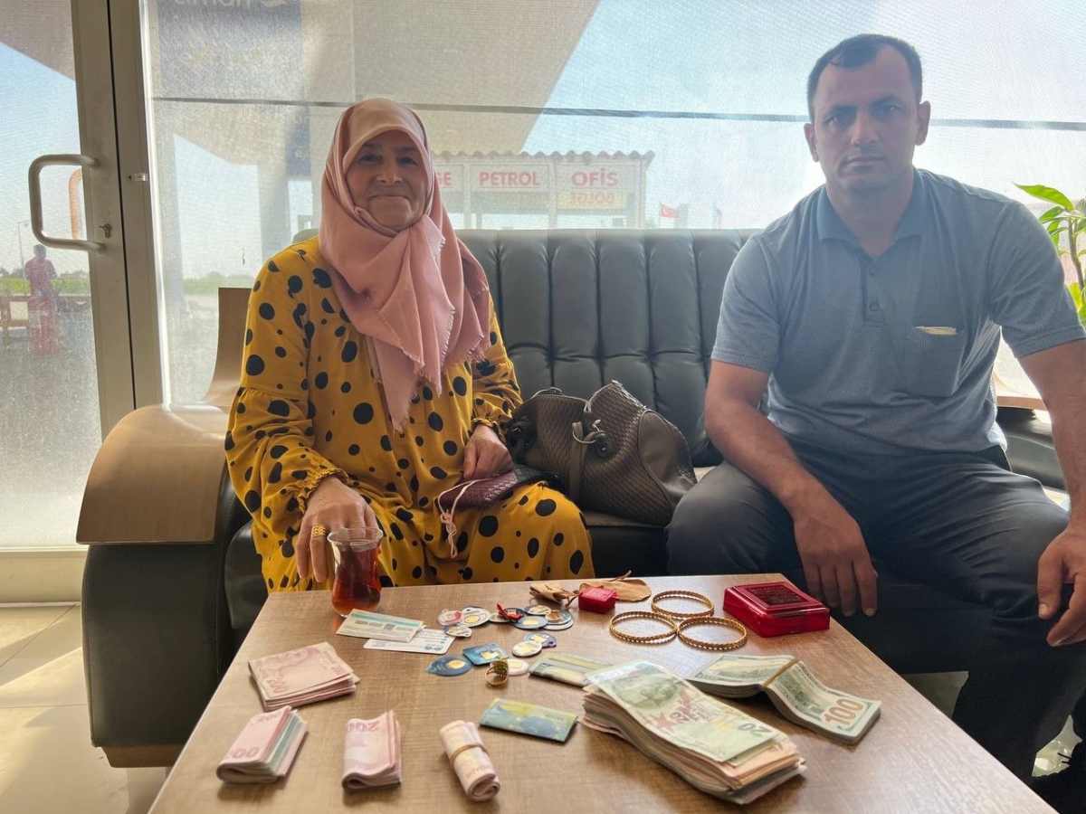 Altın ve para dolu çantayı sahibine teslim ettiler
