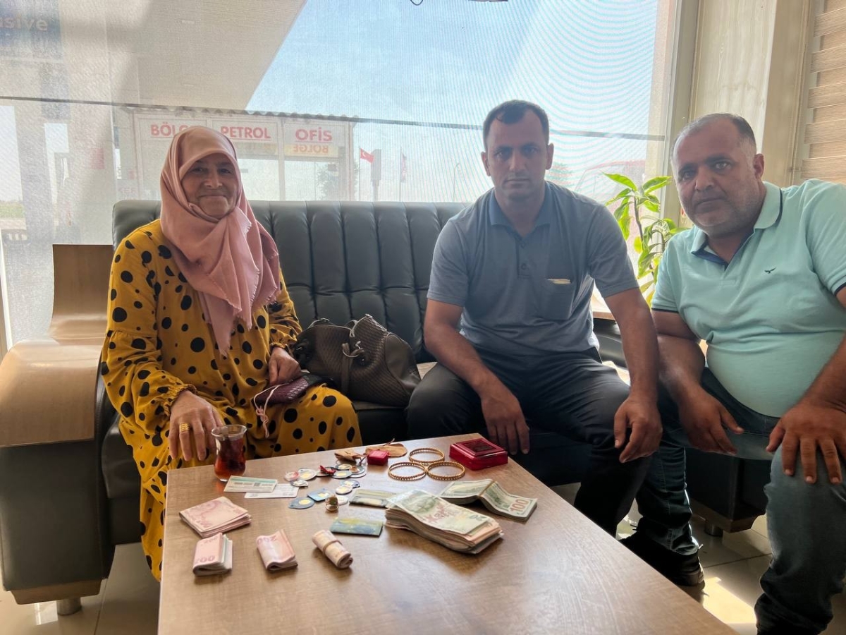 Altın ve para dolu çantayı sahibine teslim ettiler