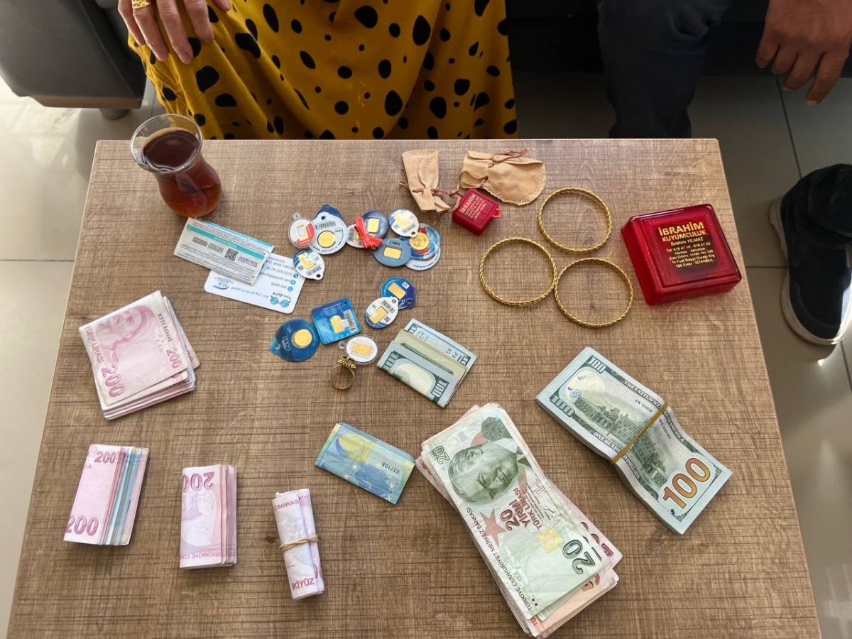 Altın ve para dolu çantayı sahibine teslim ettiler