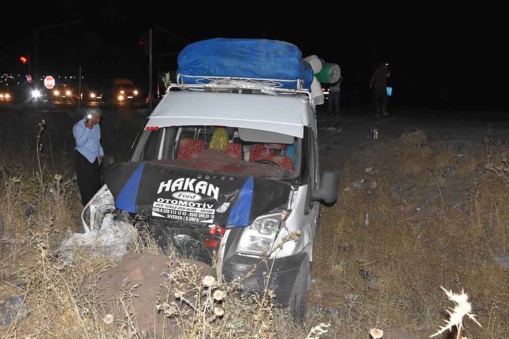 Şanlıurfa’da mevsimlik işçileri taşıyan minibüs ile otomobil çarpıştı: 16 yaralı