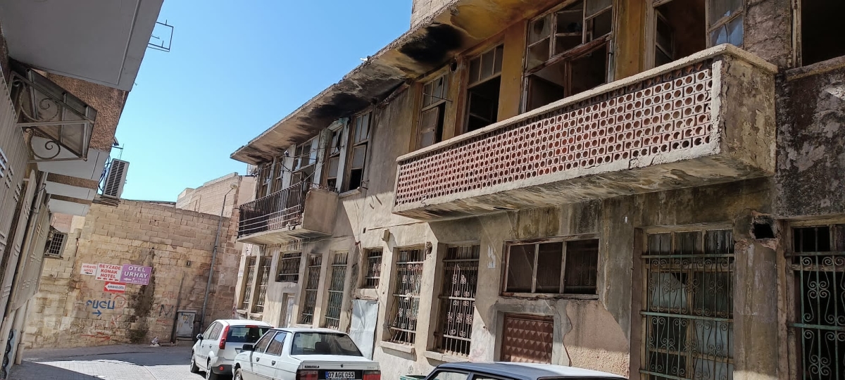 Urfa'daki bu metruk bina tehlike saçıyor