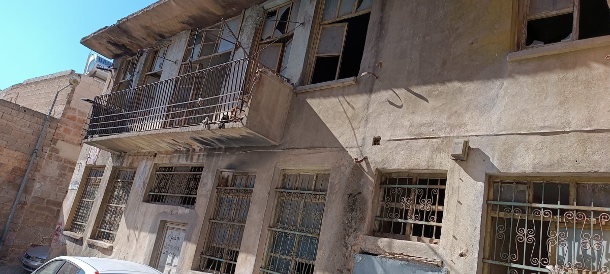 Urfa'daki bu metruk bina tehlike saçıyor