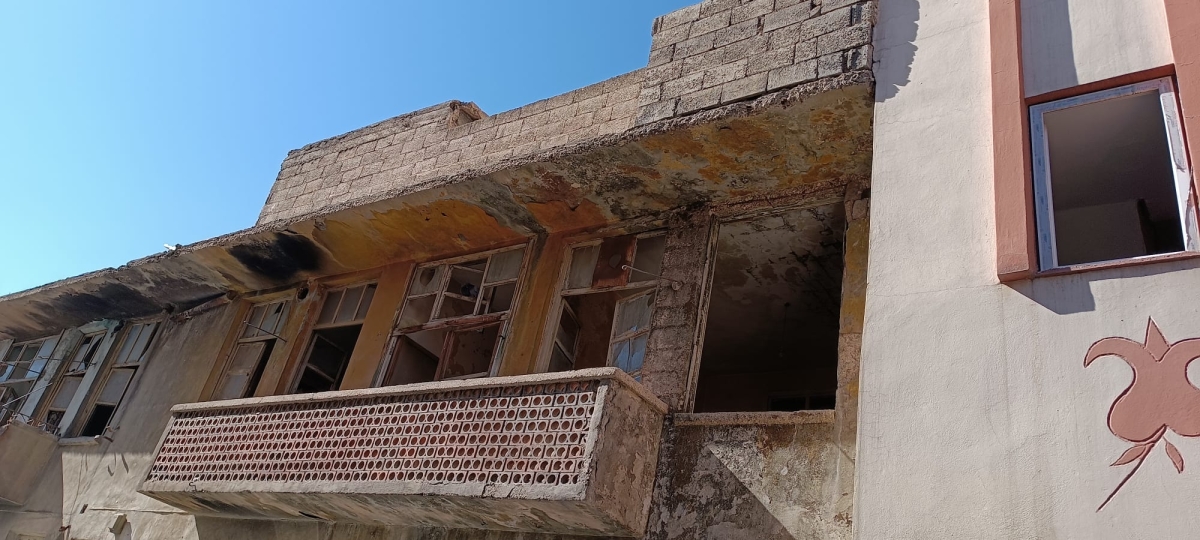 Urfa'daki bu metruk bina tehlike saçıyor
