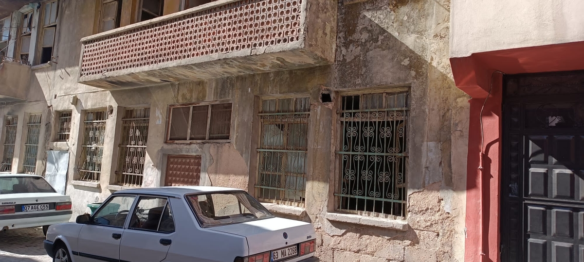 Urfa'daki bu metruk bina tehlike saçıyor