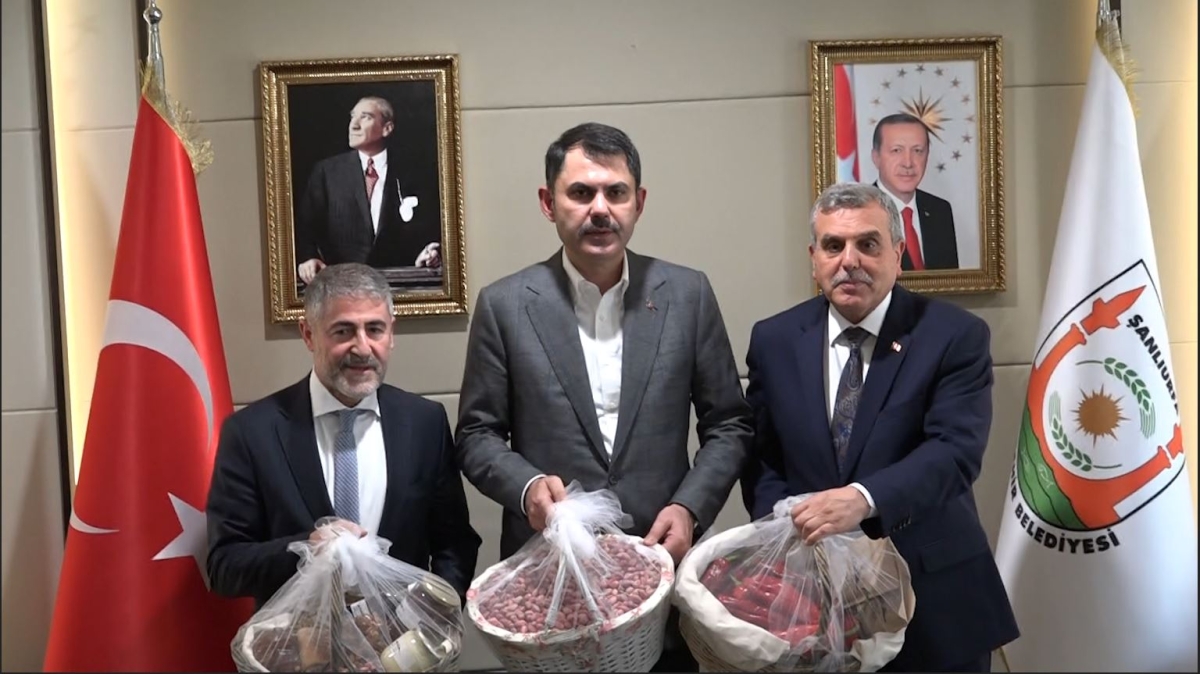 Hazine ve Maliye Bakanı Nureddin Nebati ile Çevre, Şehircilik ve İklim Değişikliği Bakanı Murat Kurum bir dizi ziyaret ve incelemelerde bulunmak üzere geldiği Şanlıurfa’da Büyükşehir Belediye Başkanı Zeynel Abidin Beyazgül’ü