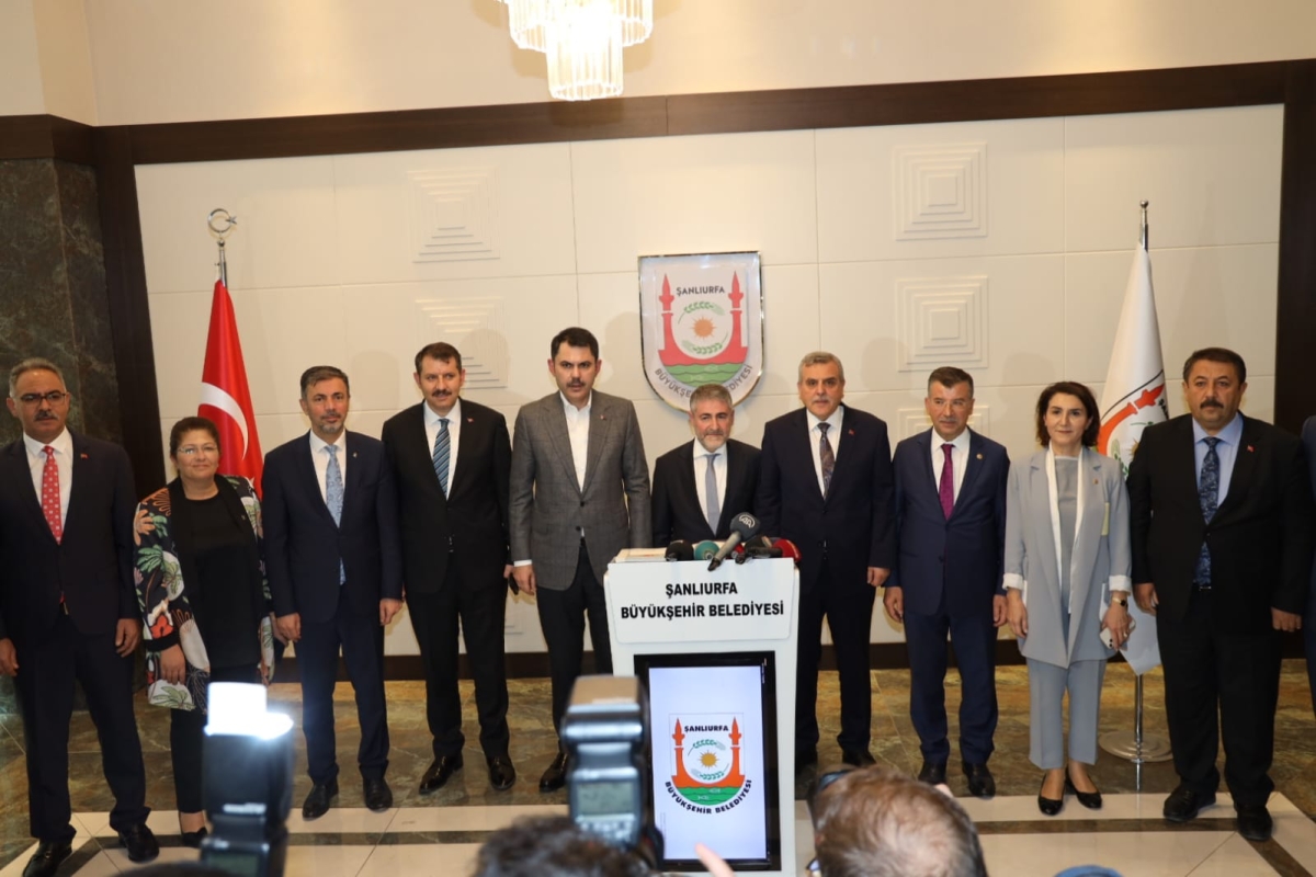 Hazine ve Maliye Bakanı Nureddin Nebati ile Çevre, Şehircilik ve İklim Değişikliği Bakanı Murat Kurum bir dizi ziyaret ve incelemelerde bulunmak üzere geldiği Şanlıurfa’da Büyükşehir Belediye Başkanı Zeynel Abidin Beyazgül’ü